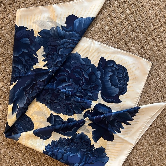 AUTHENTIC HERMES peony 100% silk scarf!!!! - Picture 6 of 6